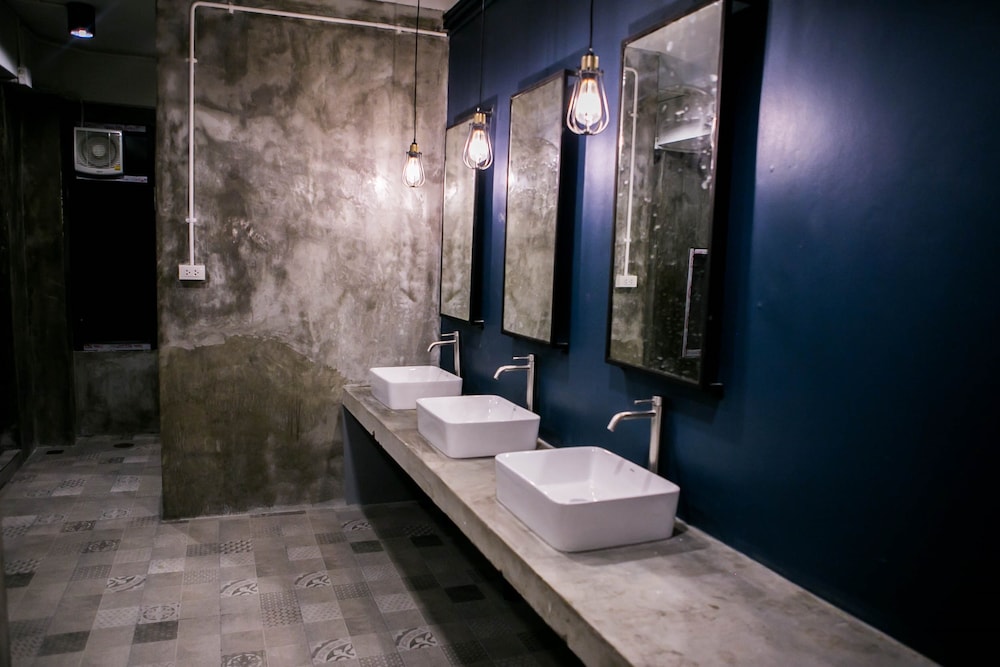 Silom Space Hostel 70/72