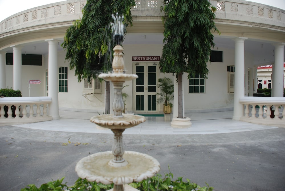 GARDEN HOTEL 43/48