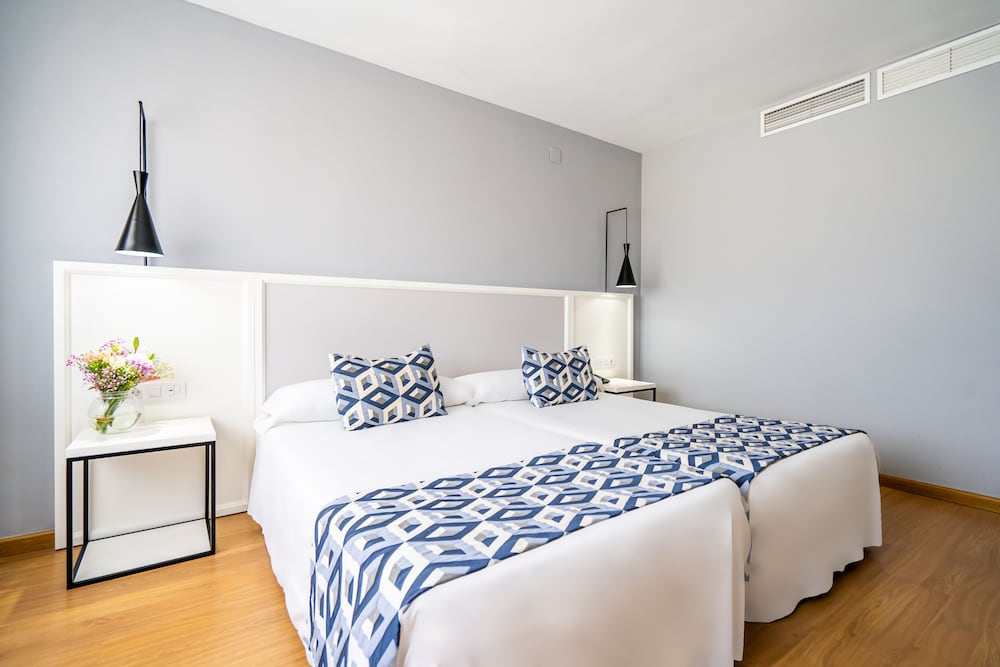 ROOM, SINGLE, DOUBLE BED