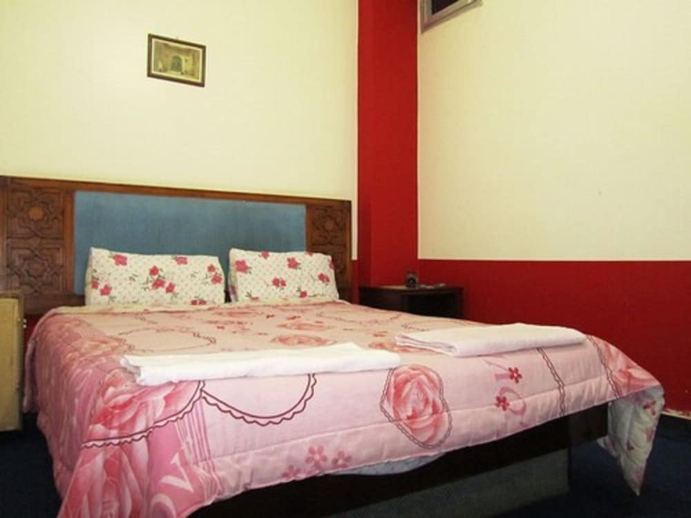ROOM, DOUBLE BED, SHARED BATHROOM