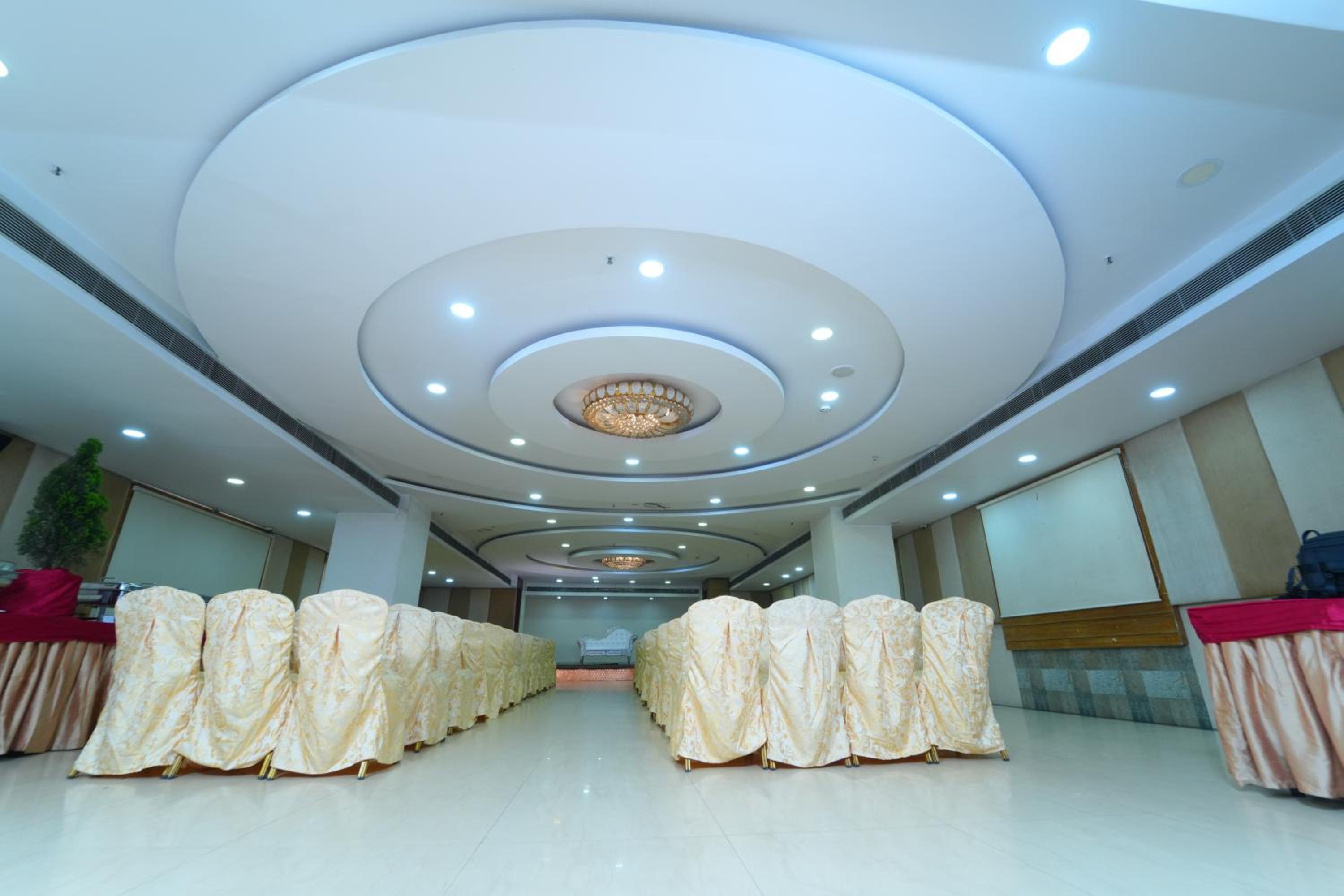 OYO 1489 Hotel Diamonds Pearl 12/42
