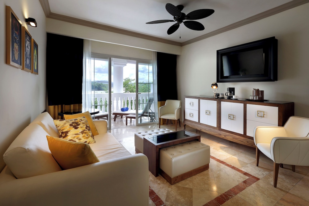 The Signature Level at Grand Palladium Lady Hamilton Resort & Spa 28/48