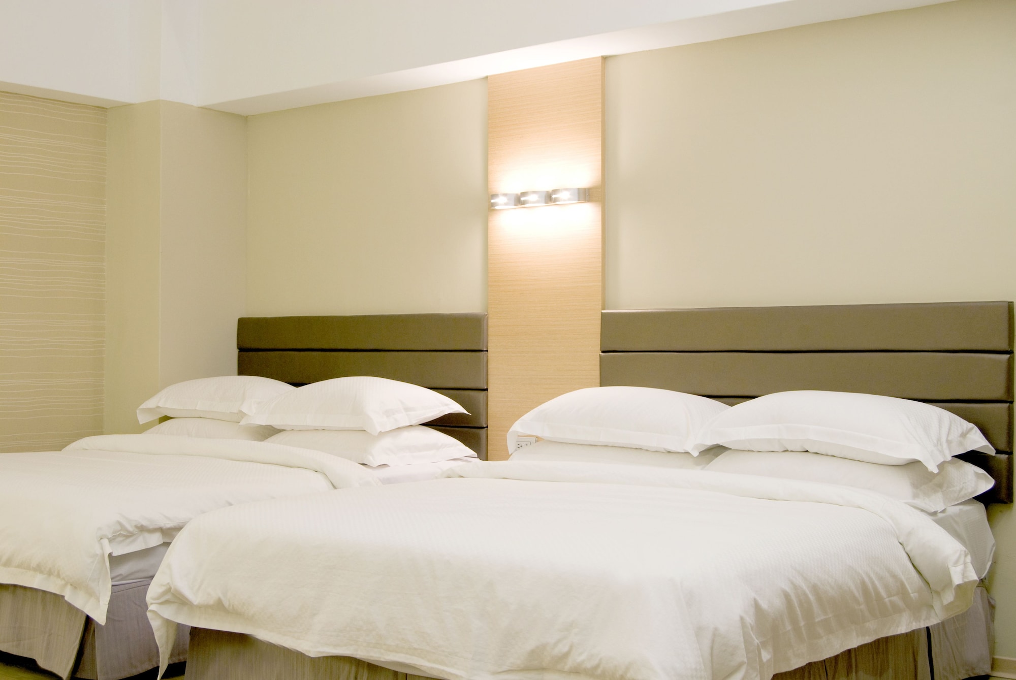 ROOM, QUADRUPLE