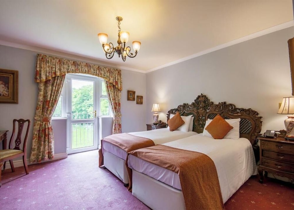 Brook Hall Hotel 18/66