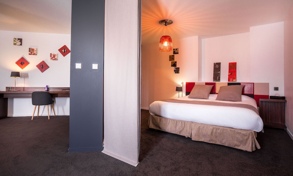 Suite, Queen Bed, Pool View