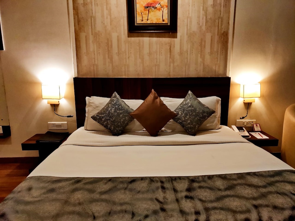 SAPNA CLARKS INN 19/47