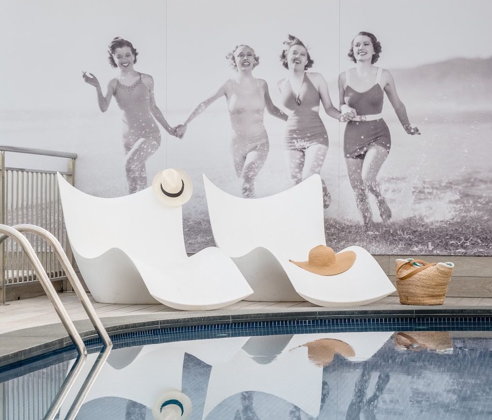 Hotel Num 44/53