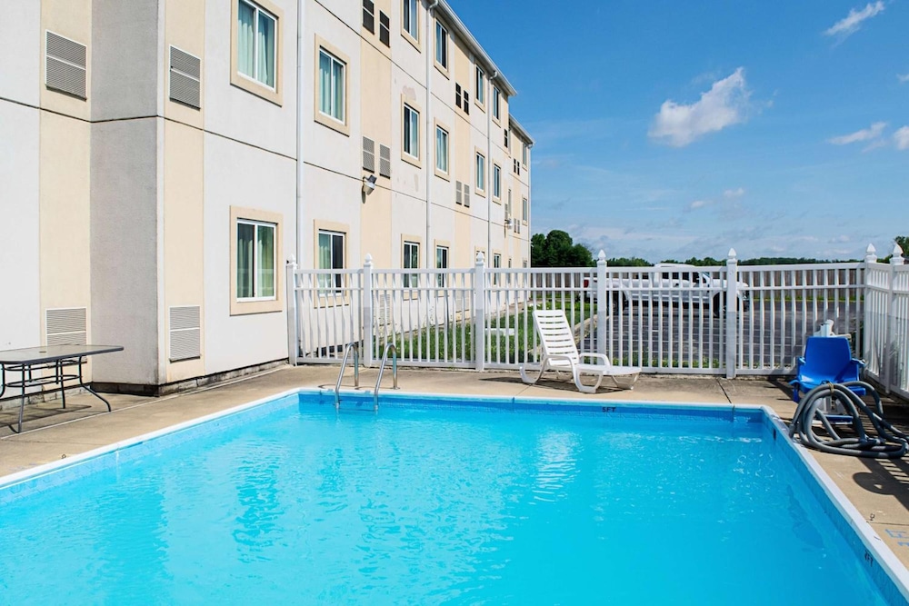 Motel6 Seymour, IN - North 7/51