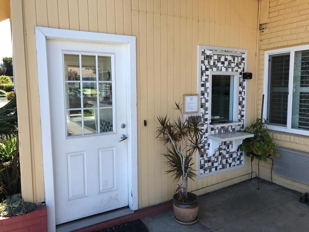 Deluxe Inn 9/50