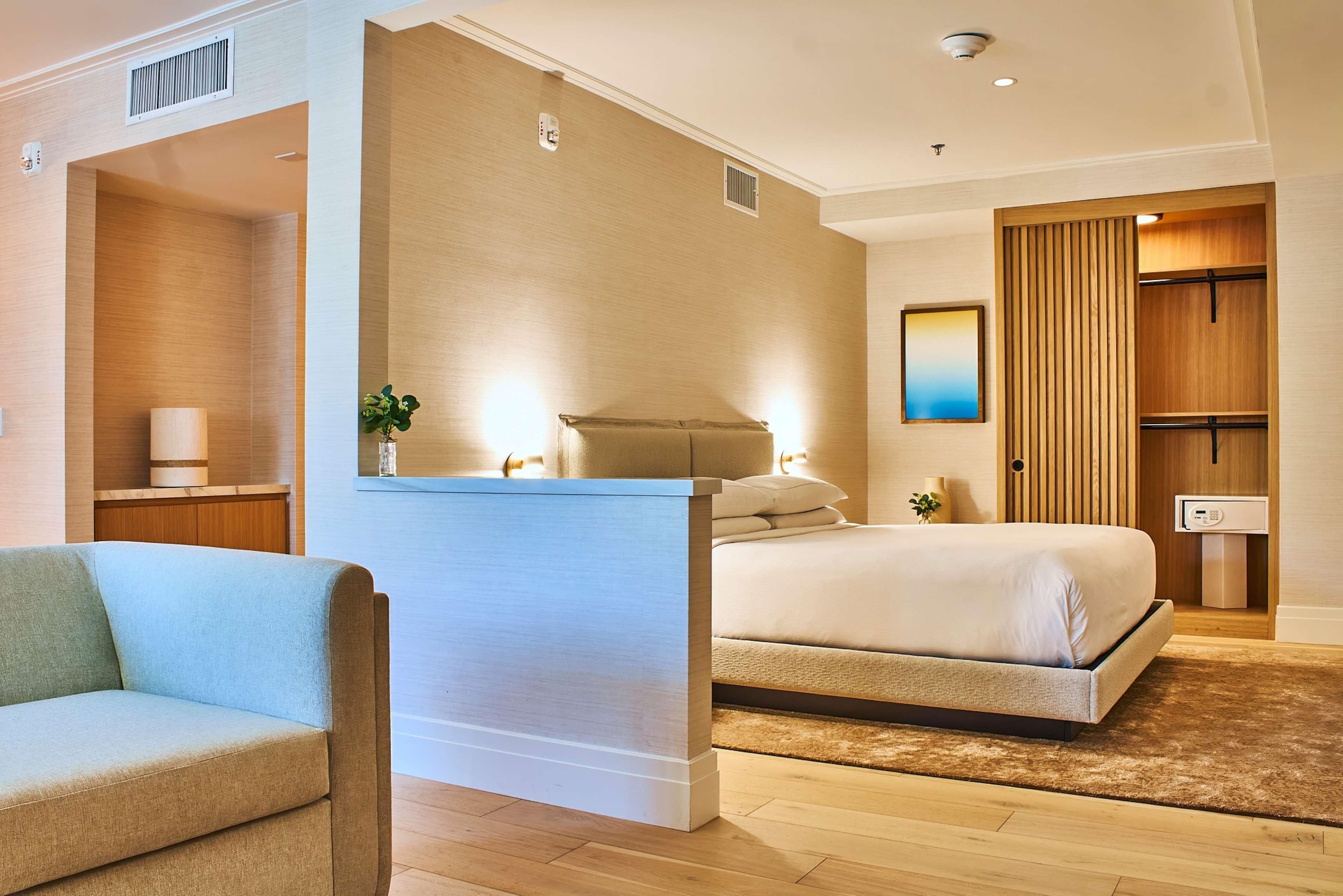 Suite, King Bed, Surf Side, Accessible