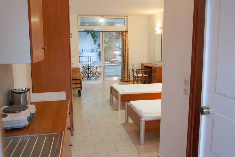Coliseum Studios And Apartments 25/25