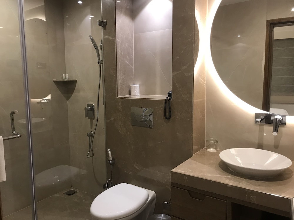 HOTEL LEVANA(FORMERLY BEST WESTERN PLUS LEVANA) 41/43