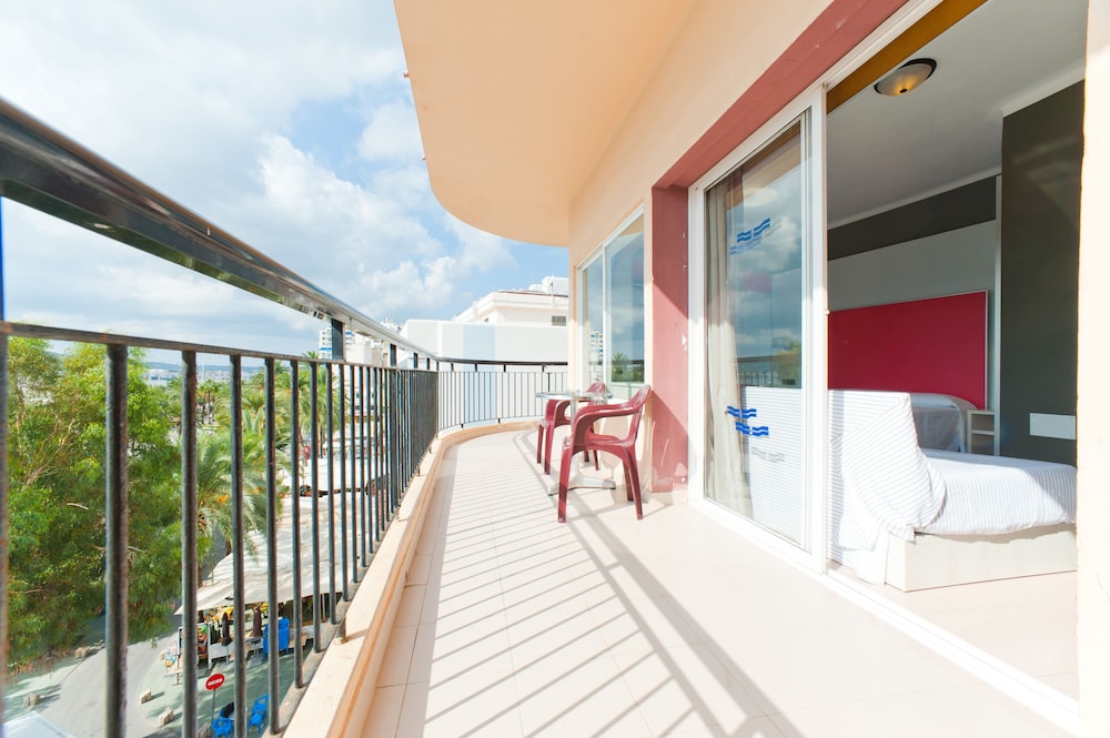 The Red Hotel - Adults Only 27/50
