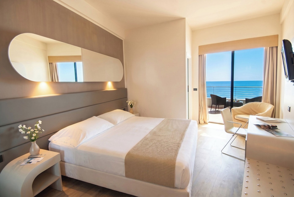 غرفة تنفيذية بسريرين منفصلين بإطلالة على البحر، Hotel Le Palme - Premier Resort 7/10