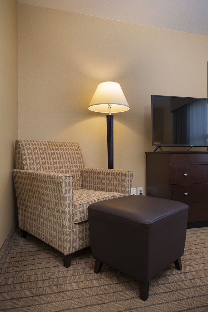 Bayview Hotel (ex Holiday Inn Express & Suites Comox Valley) 20/53