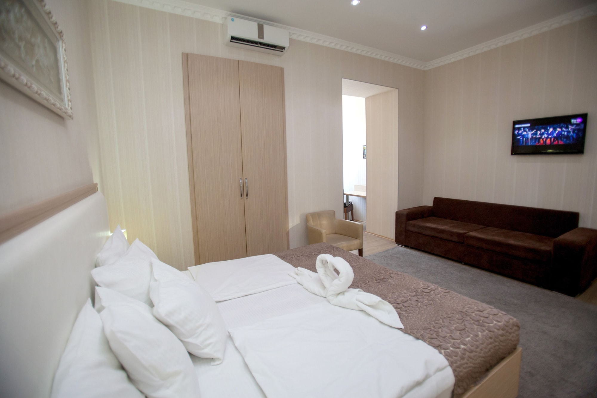 ROOM, QUADRUPLE