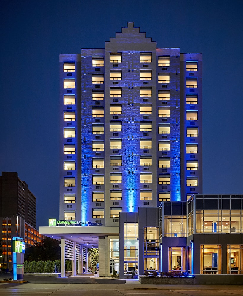Holiday Inn Express Windsor Waterfront 1/77