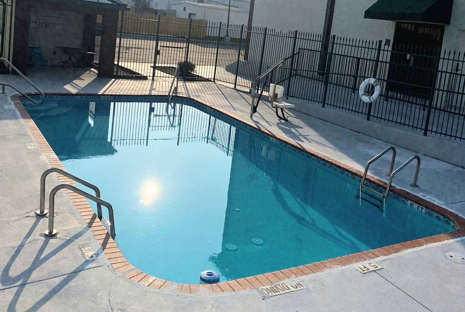 Days Inn by Wyndham LaPlace- New Orleans 21/33