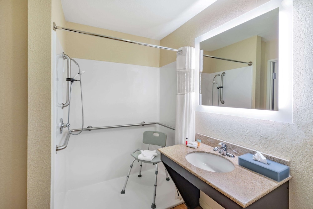La Quinta Inn & Suites by Wyndham Garland Harbor Point 12/54