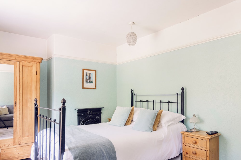Broomfield House 7/50