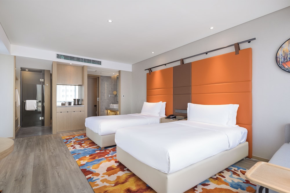 BUSINESS, SUPERIOR, TWIN BEDS