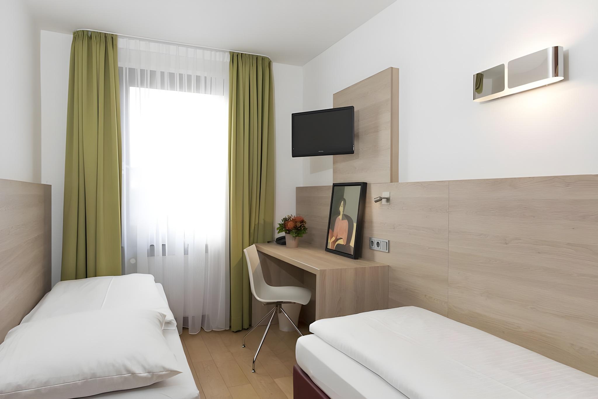 ROOM, QUADRUPLE