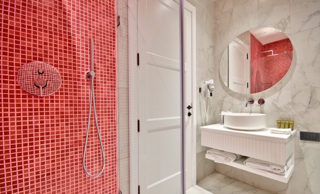 DELUXE, SUITE, JETTED TUB