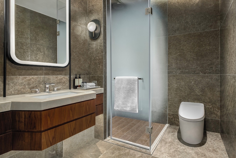 Concierge, 2 Bedrooms, Suite, King and Twin Beds، Vignette Collection Shanghai Snow World Hotel by IHG 3/4