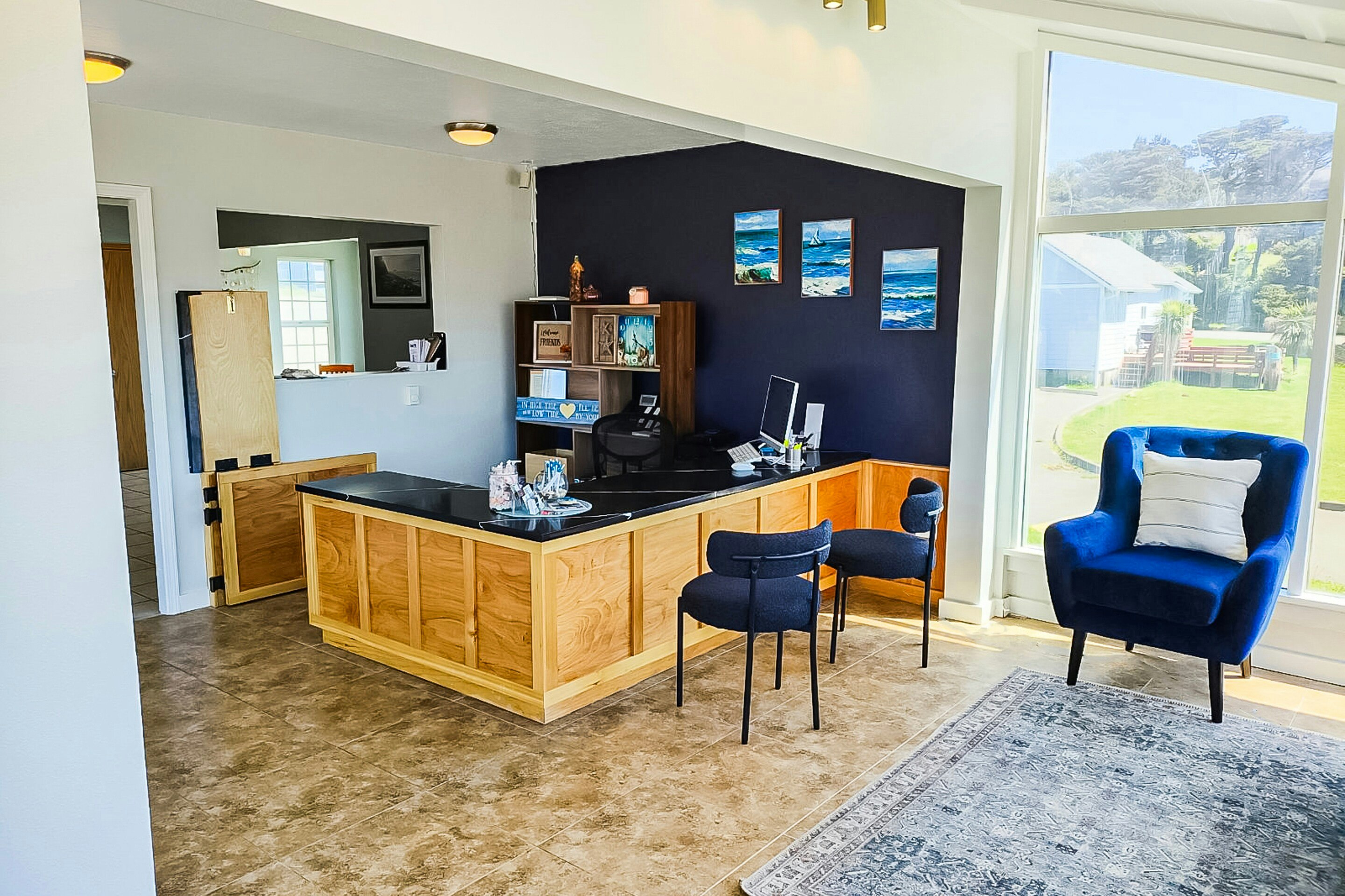 Lobby at Waves Hotel NYE Beach - Newport OR, NEWPORT - OR