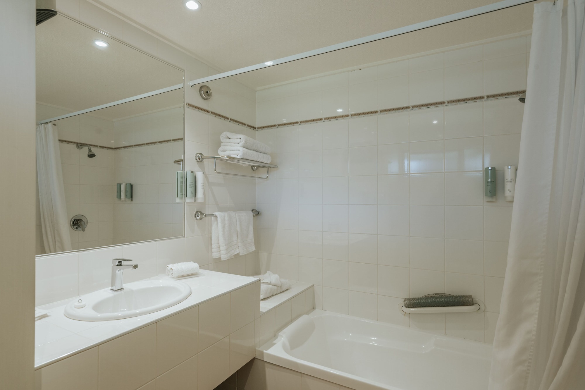 Hotel Room، Edgewater Hotel 4/5