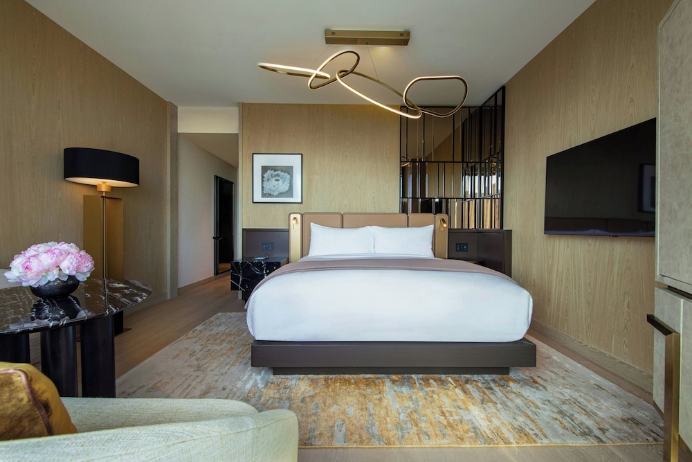 SUPERIOR, KING BED, ACCESSIBLE