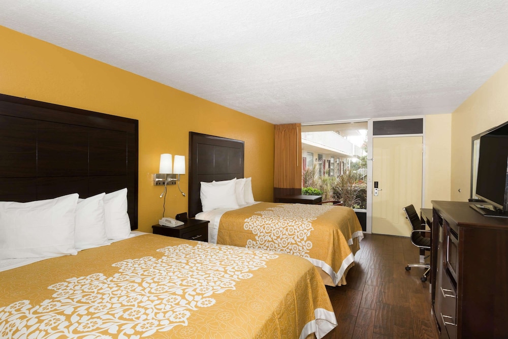 1 Bedroom, Suite, 2 Queen Beds, Side Pool View