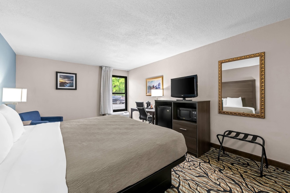 غرفة قياسية بسرير كينج، Quality Inn Fort Mill near Carowinds Blvd. 6/10