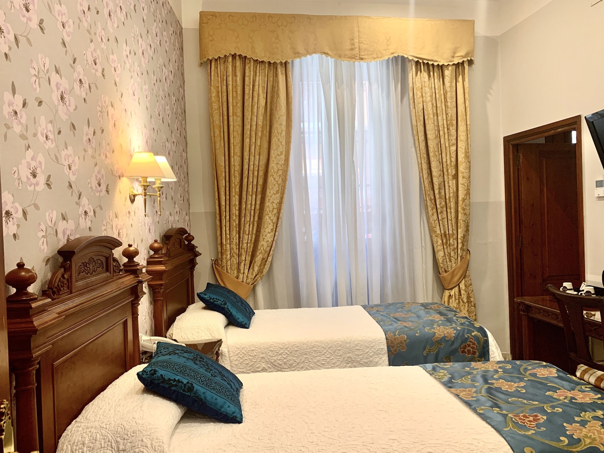 ROOM, DOUBLE BED