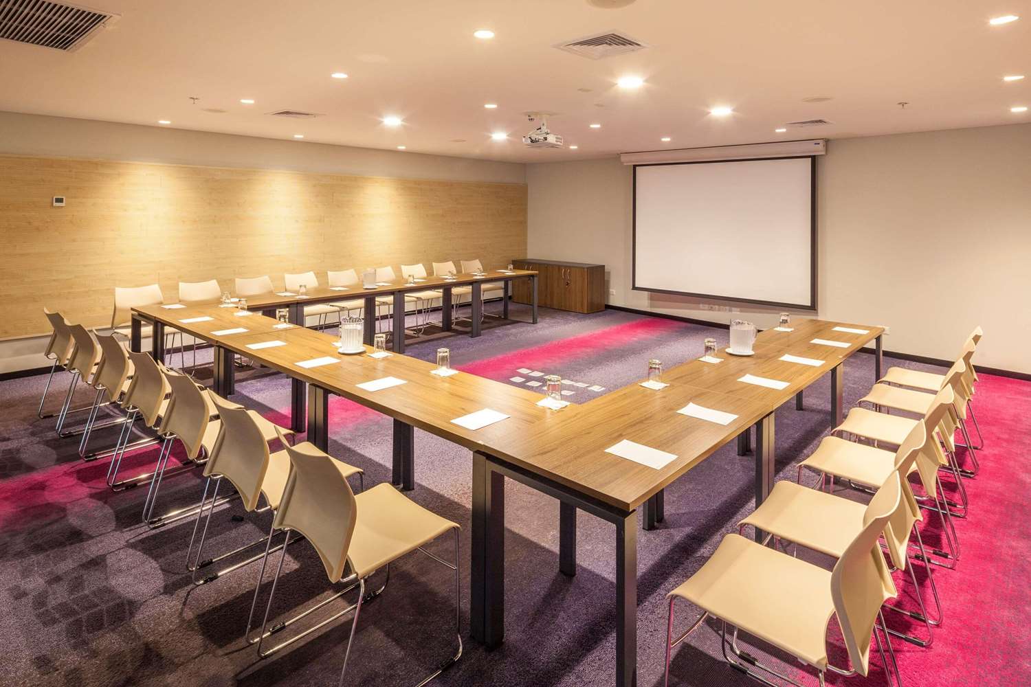 Radisson Hotel Santa Cruz 56/63