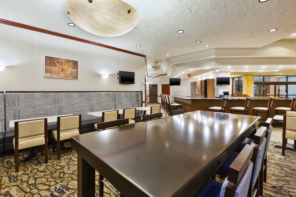 Crowne Plaza Columbus North-Worthington 44/56