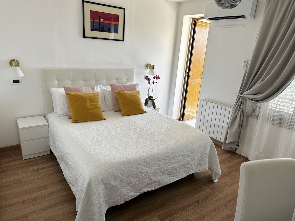 SUPERIOR, DOUBLE OR TWIN BED