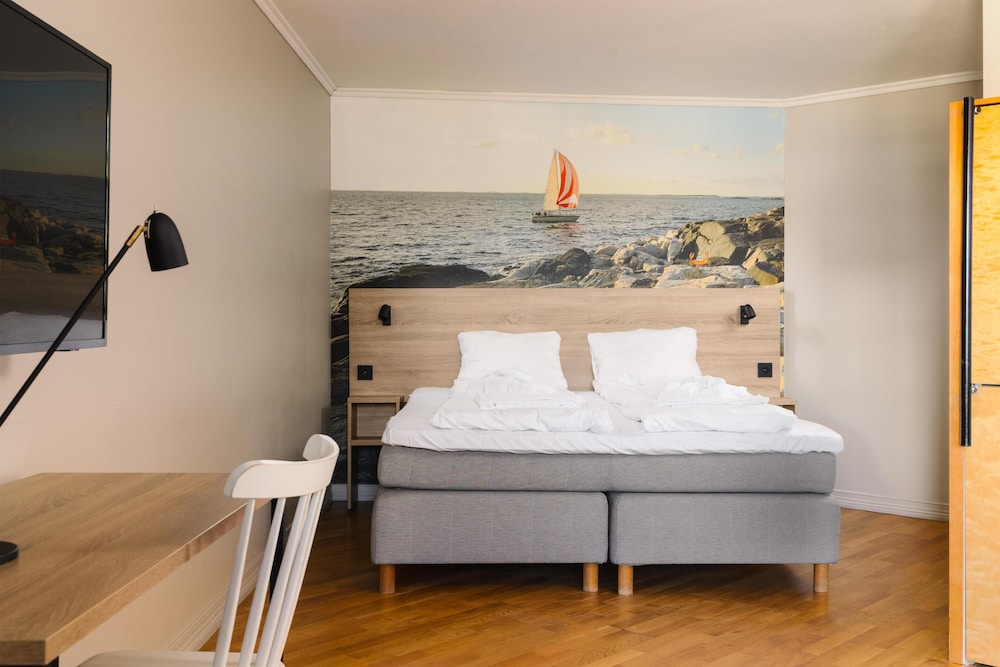 Superior, Family, King Bed, 2 Murphy Beds, Sofa