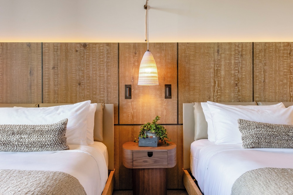 ROOM, 2 QUEEN BEDS, SPACE NEEDLE VIEW
