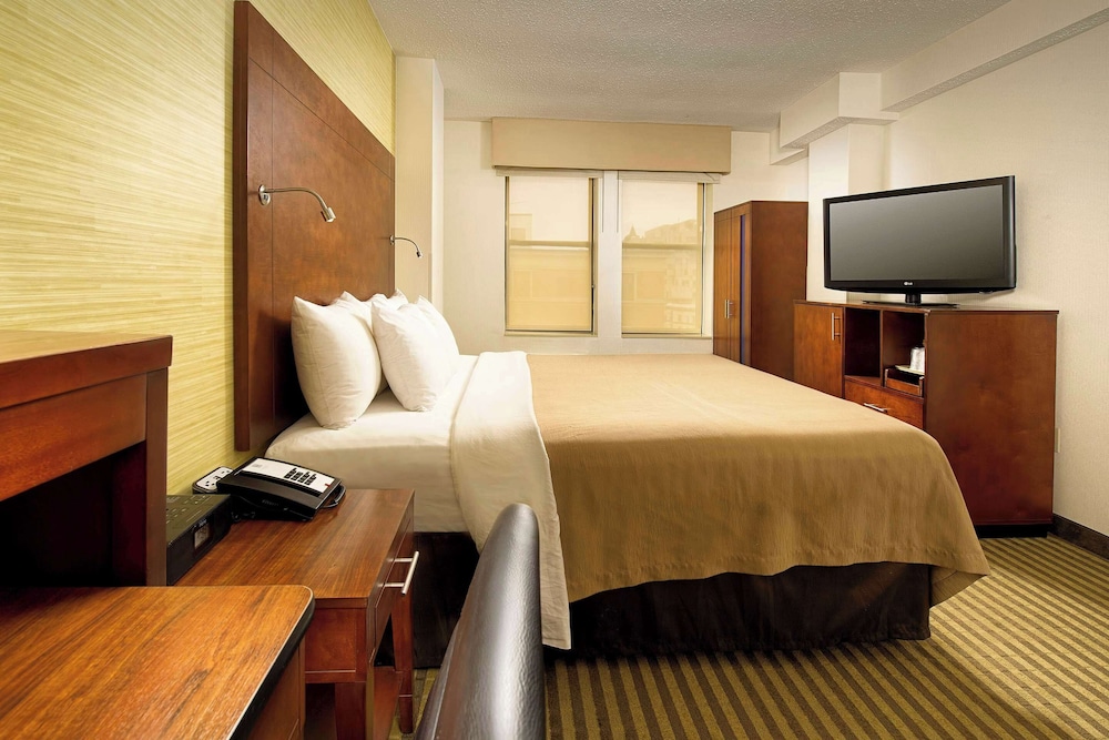 ROOM, KING BED