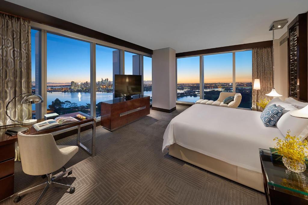 PREMIER, SUITE, CLUB VIEW