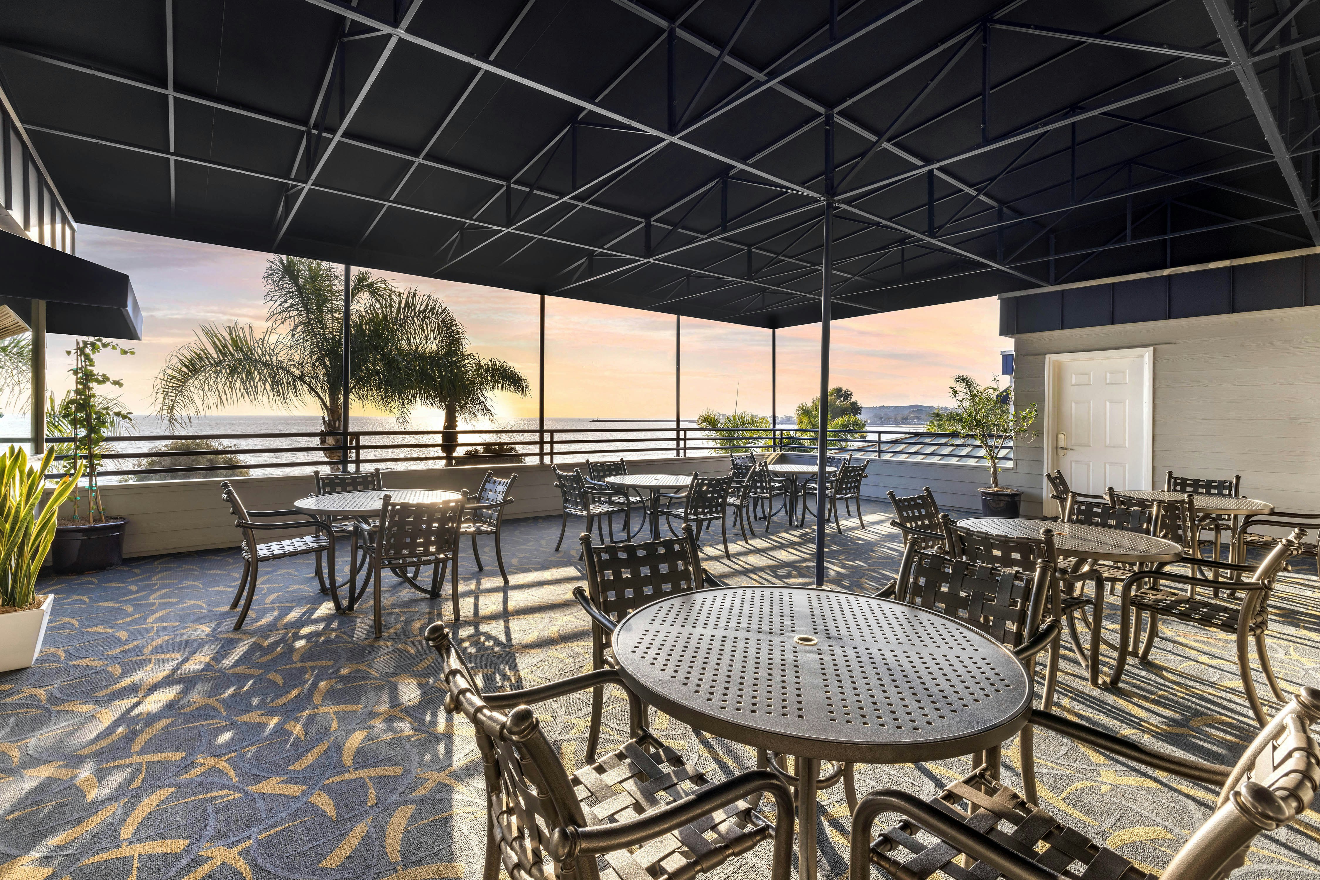 Hilton Vacation Club Riviera Beach & Shores, CA 21/28