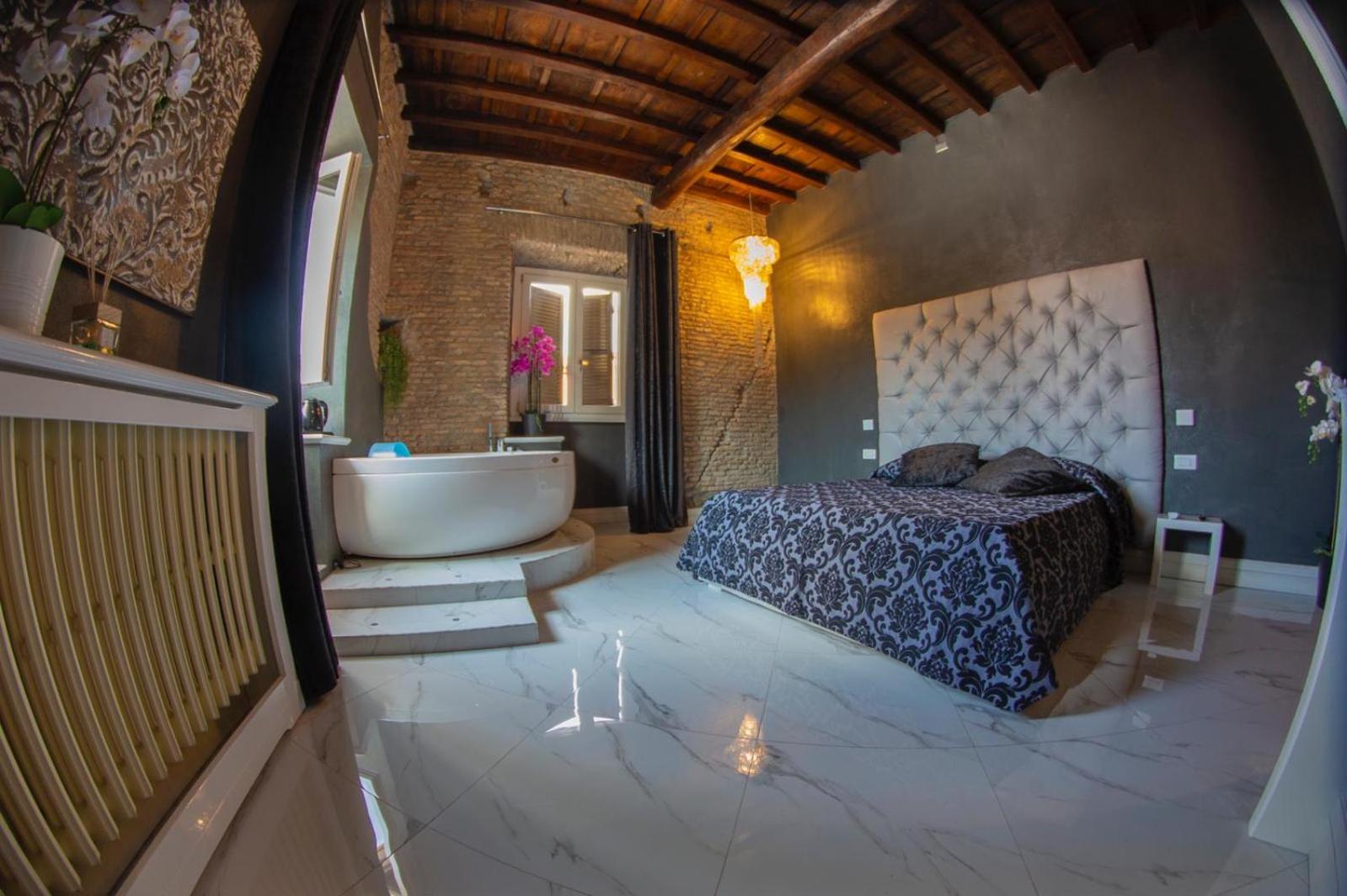 Rhome Luxury Suite 5/25