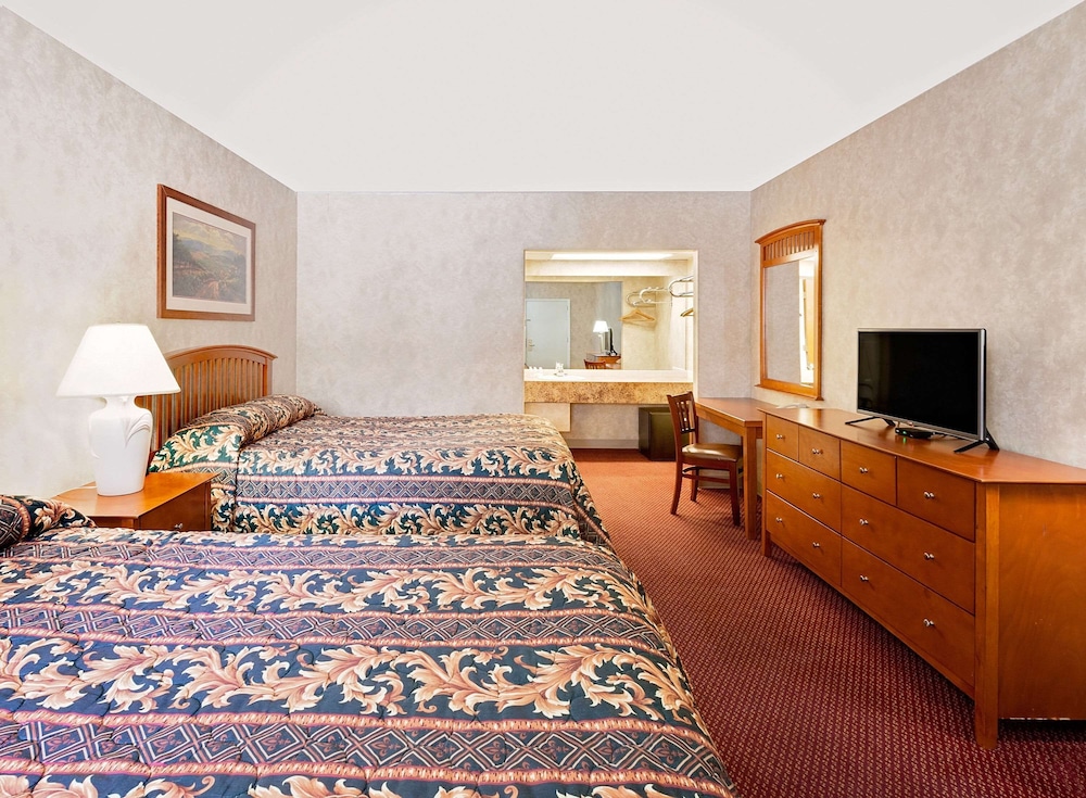 Super 8 by Wyndham Traverse City 9/21