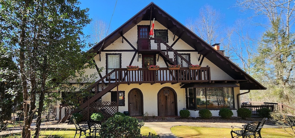 Lily Creek Lodge 2/68