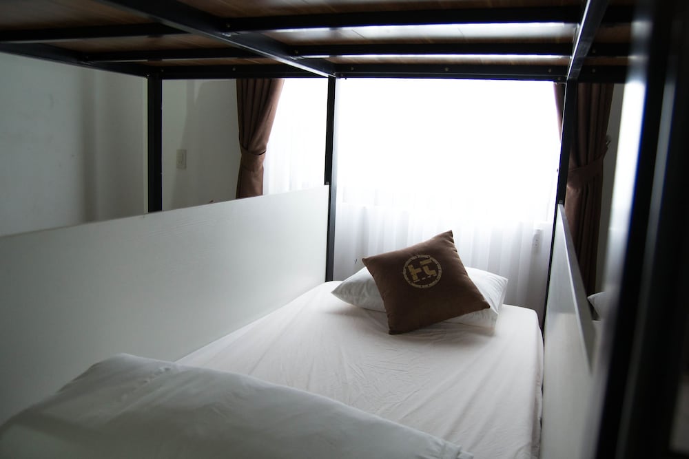 Poetic Hue Hotel 28/50