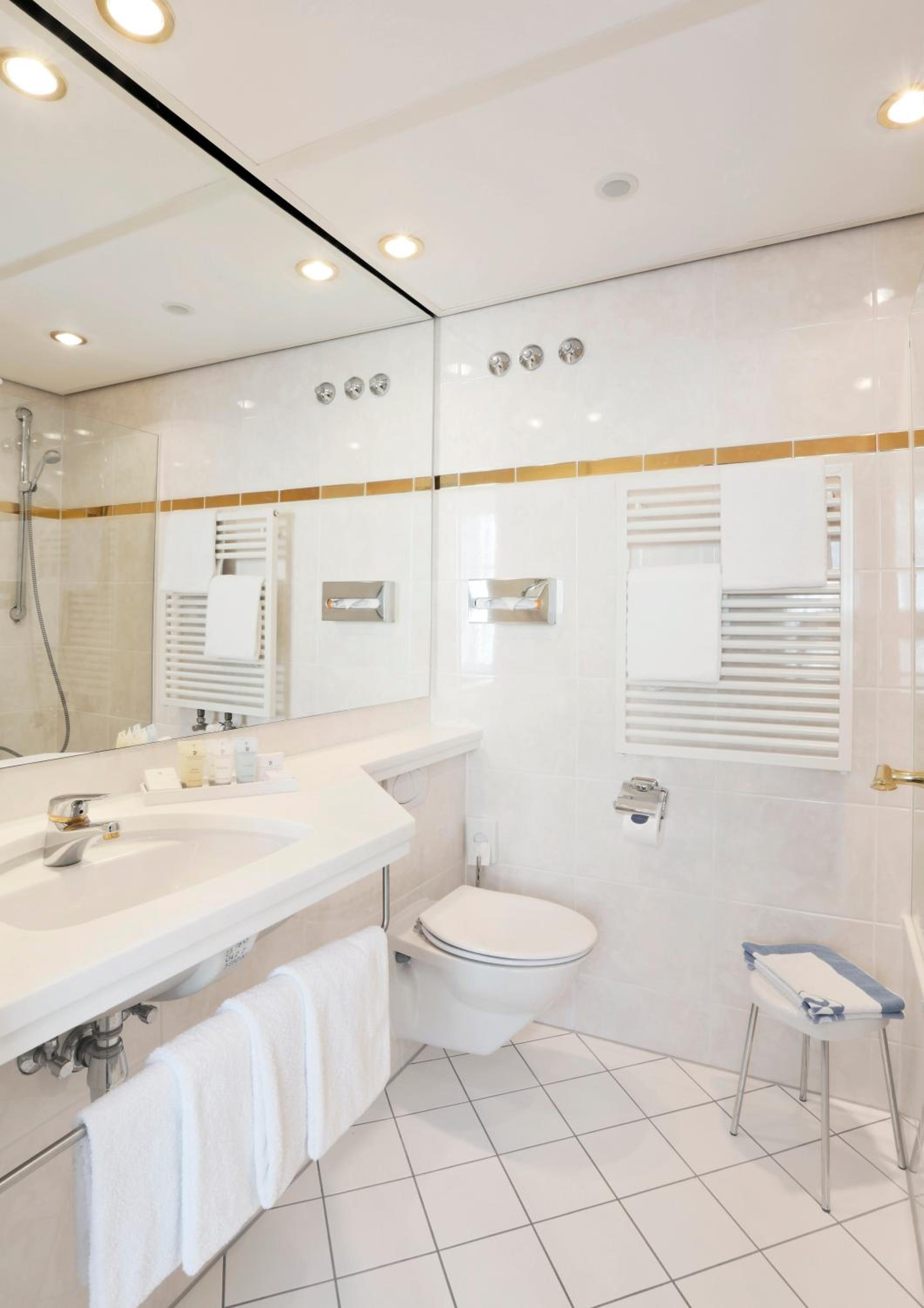 غرفة بسرير مزدوج بإطلالة على الحديقة، Bayerischer Hof 7/7