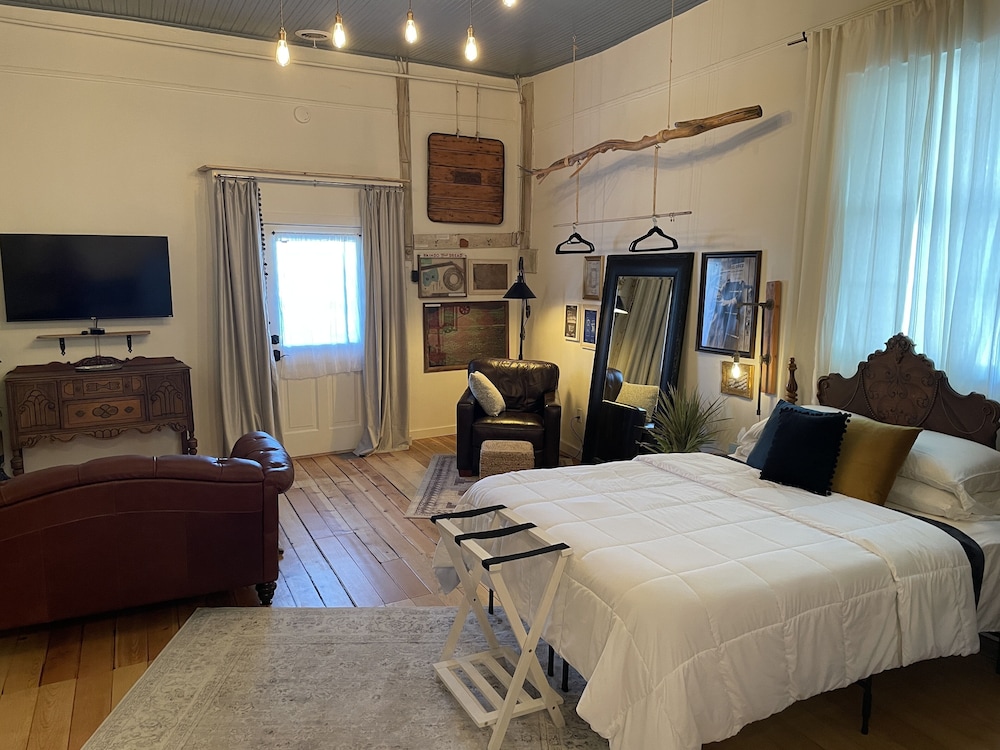 Painted Lady Bed & Brew 20/73