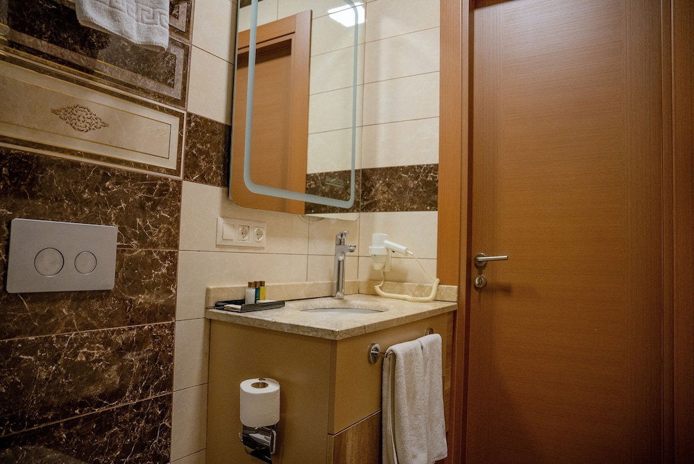 غرفة متصلة بسريرين منفصلين مع أريكة، Mari Suites Hotel 10/10