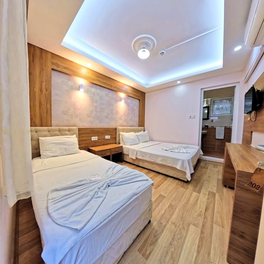 STANDARD, TWIN BEDS, POOL VIEW
